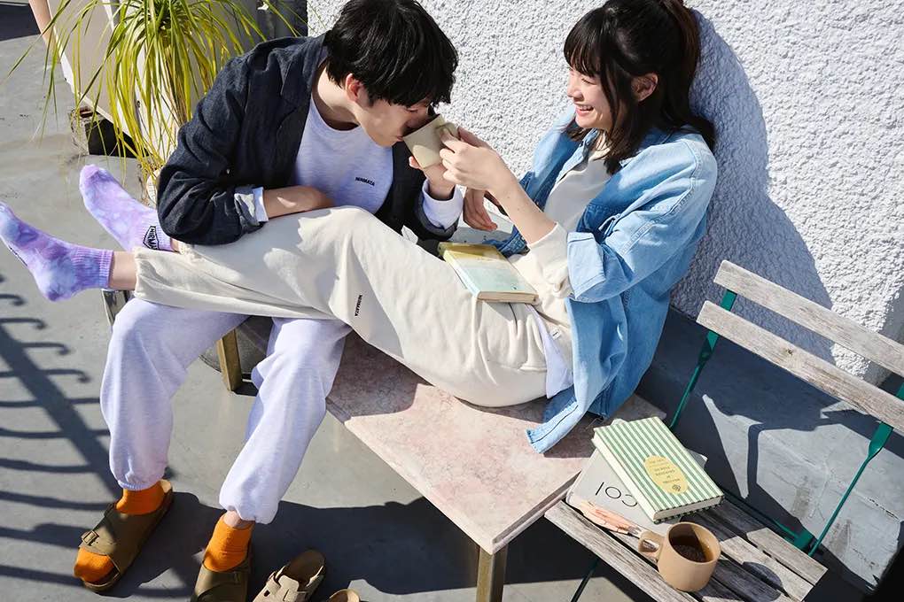 まったりする男女